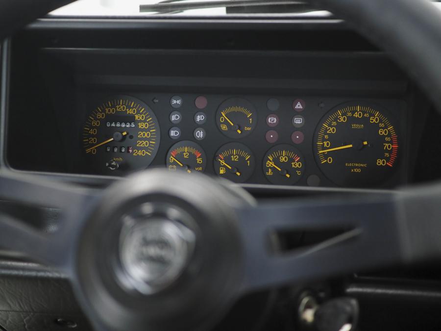 Панель приборов Lancia Delta HF Integrale 8V 1988 года  (фото 4 из 12)